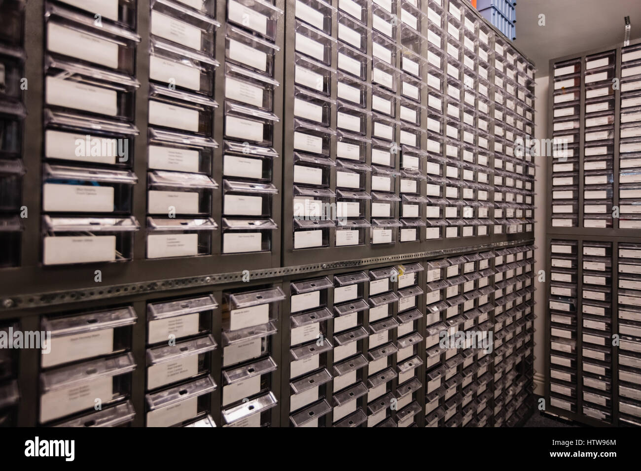 Spazio di archiviazione nel centro di riparazione Foto Stock