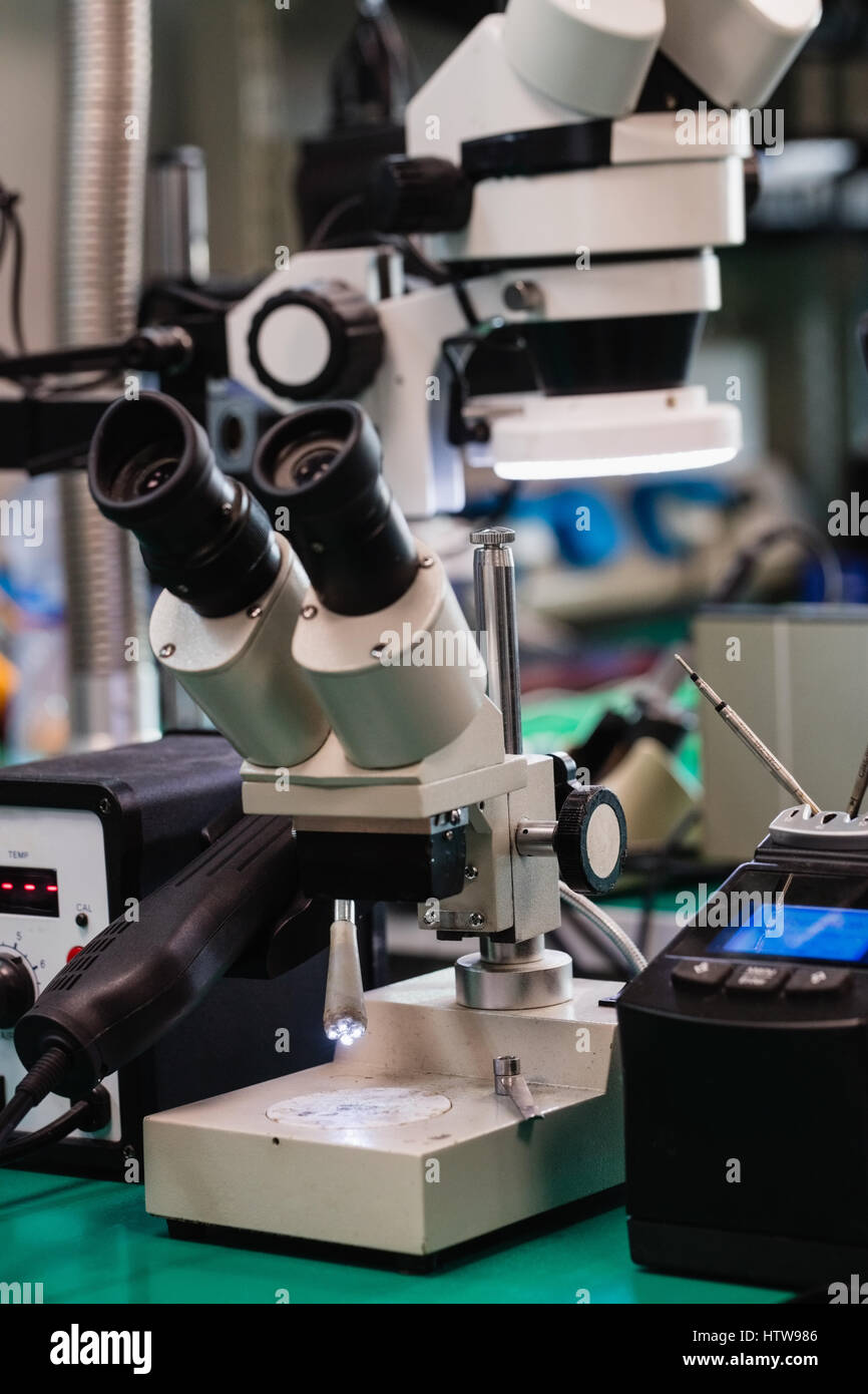 Microscopio elettronico nel centro di riparazione Foto Stock