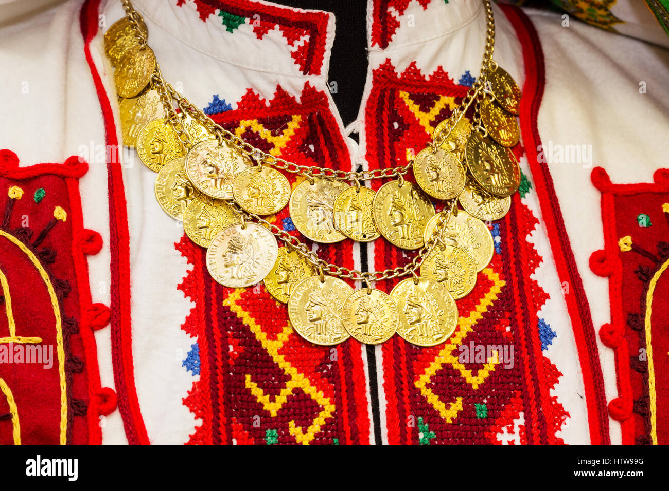 Donna blusa con colorati ricamati a mano con abbellito con una collana di monete d'oro. Artigianato tradizionale della Bulgaria, dell'Europa orientale Foto Stock
