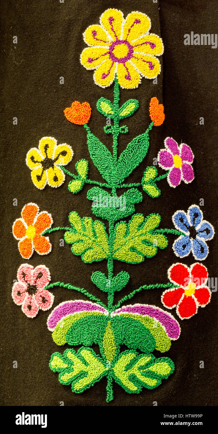 Ricamo a mano in forma di fiori colorati su una donna di mantello. Artigianato tradizionale della Bulgaria, dell'Europa orientale Foto Stock