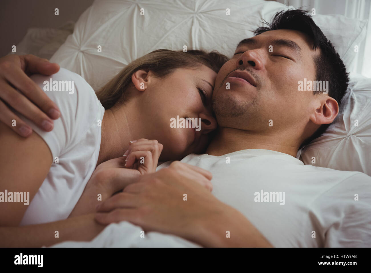 Giovane dormire insieme in camera da letto Foto Stock