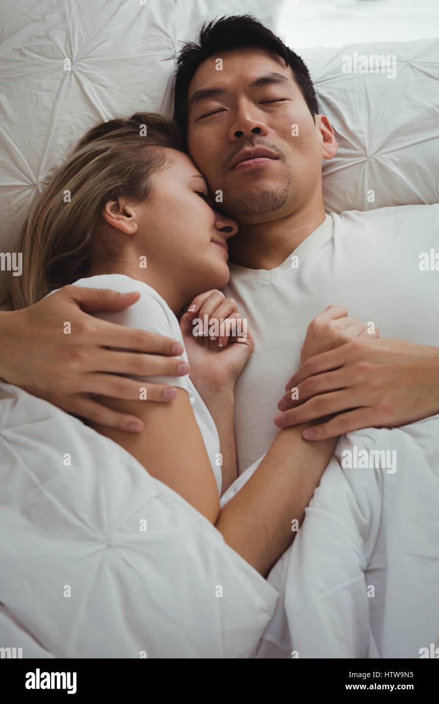 Giovane dormire insieme in camera da letto Foto Stock