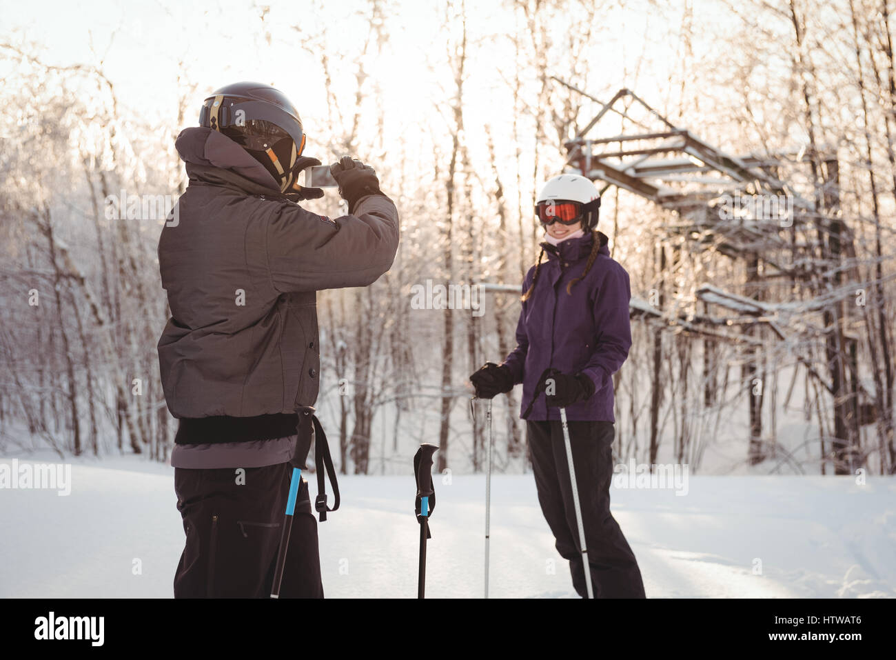 Sciatore uomo donna fotografare in ski resort Foto Stock
