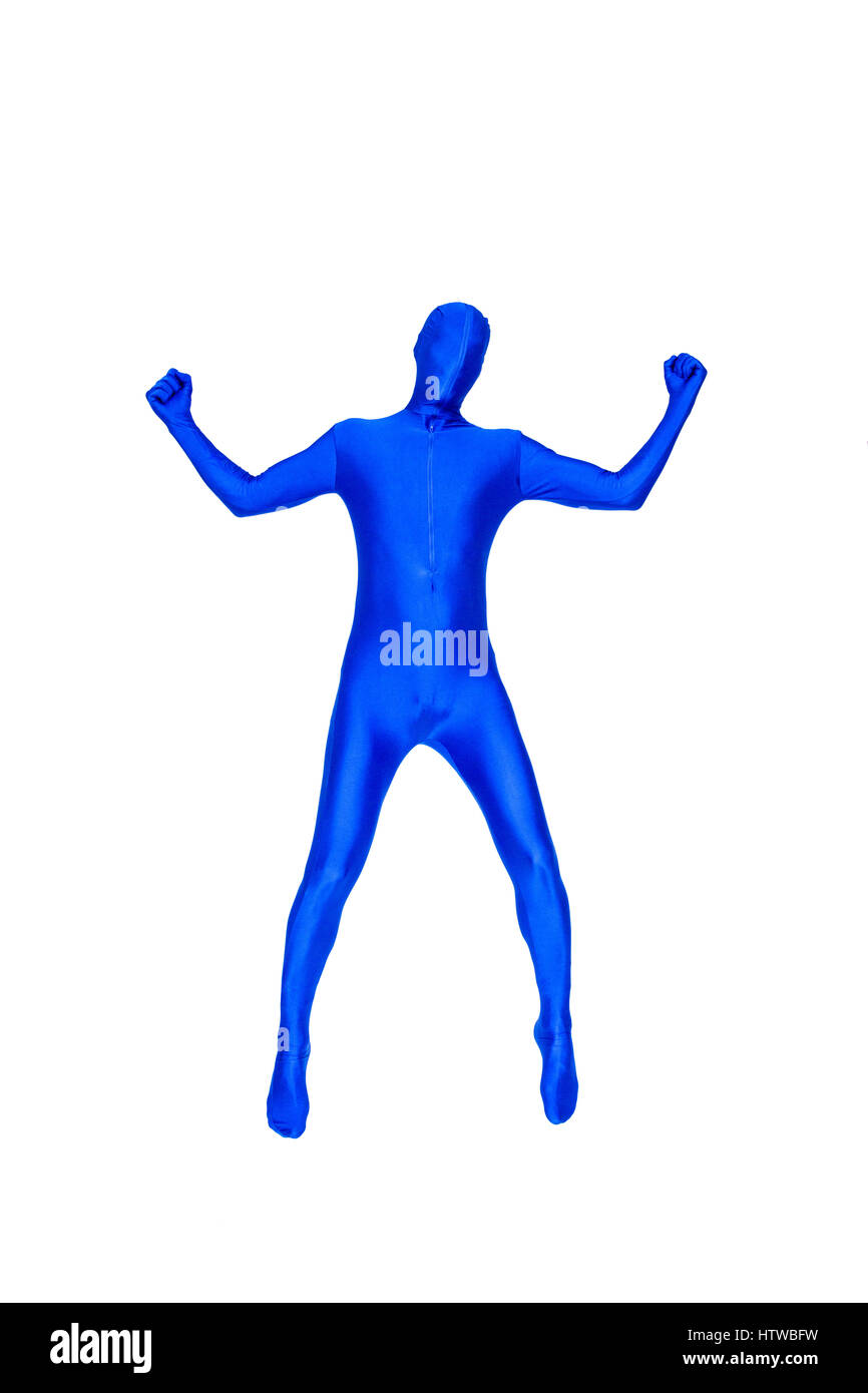 Misterioso uomo blu in costume gesti con le mani Foto Stock