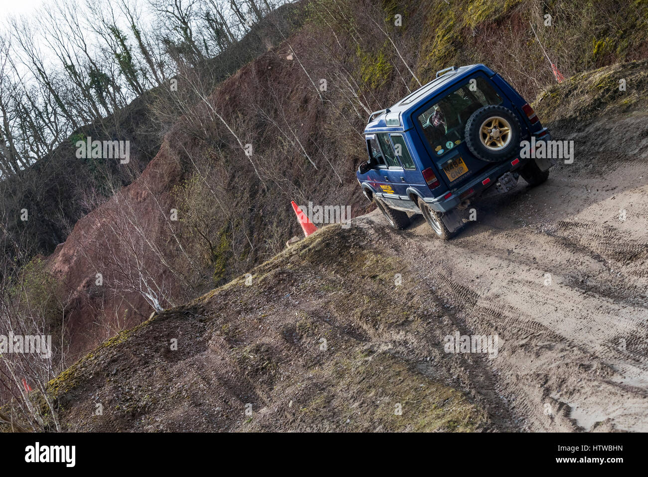 La trazione a quattro ruote motrici di esperienza a Wye Valley e la Foresta di Dean Associazione Turismo membri Whitecliff 4x4 off road. Foto Stock