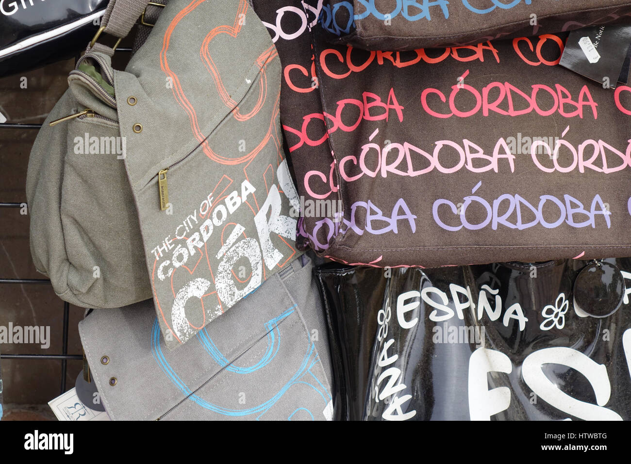 I turisti shopping in e attorno alla moschea di Cordova Foto Stock