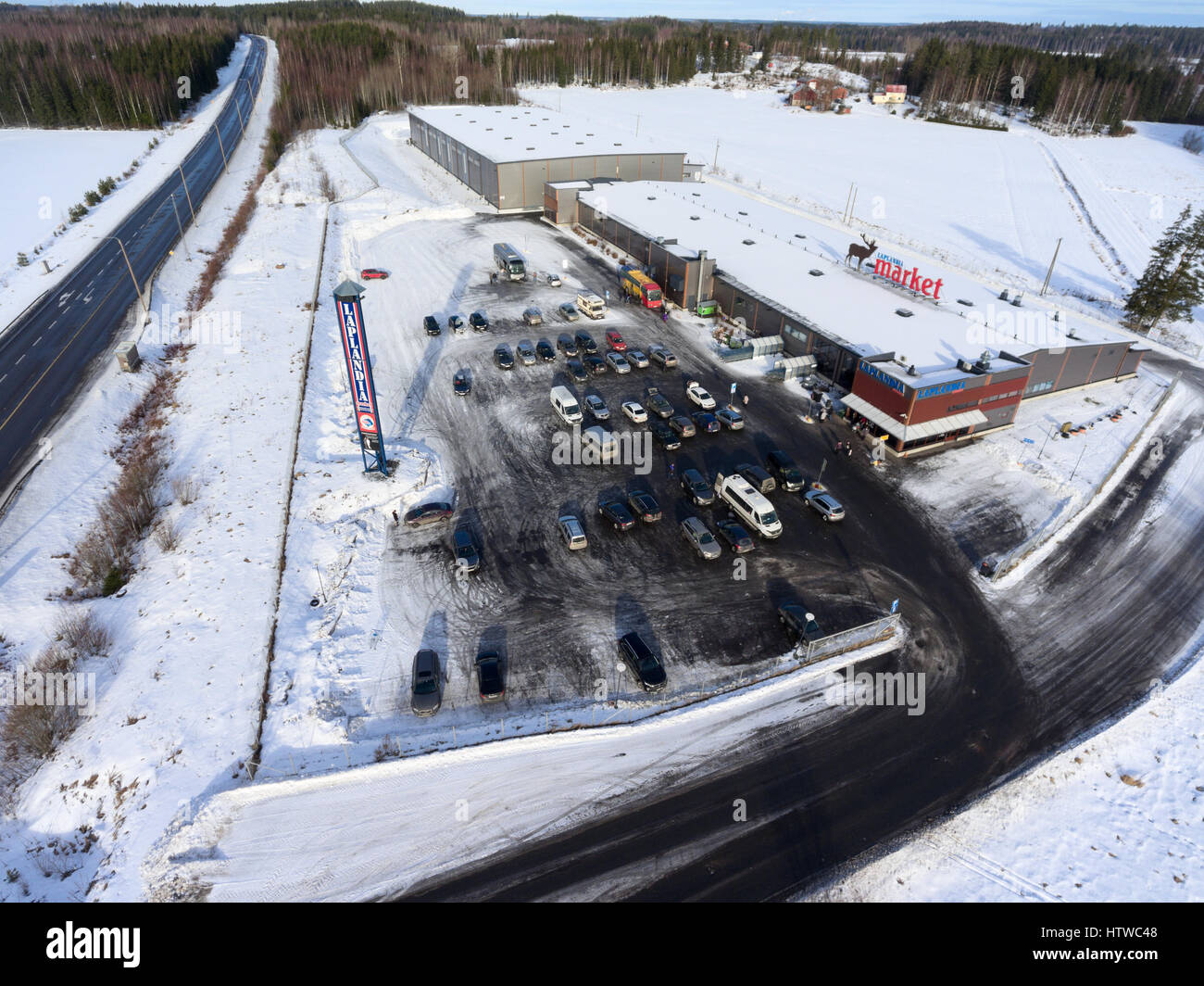 NUIJAMMAA, Finlandia - CIRCA FEB, 2017: enorme edificio del centro commerciale del mercato Laplandia si trova sul confine Russian-Finnish. Vista aerea a wint Foto Stock