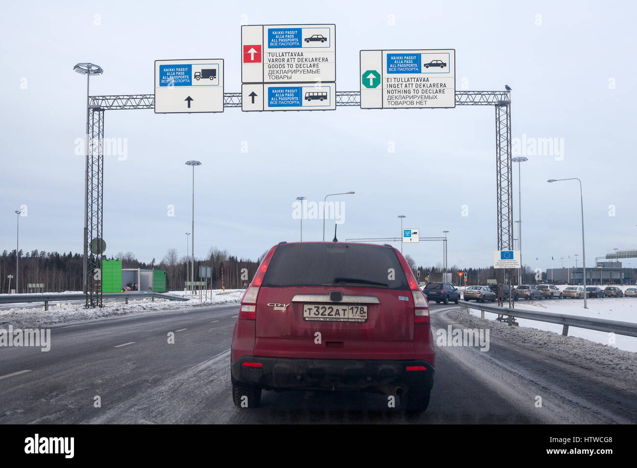 NUIJAMAA, Finlandia - CIRCA FEB, 2017: il rosso e il verde i corridoi sono su del finlandese-russo checkpoint borderline. Nuijamaa è il più trafficato di attraversamento di confine Foto Stock