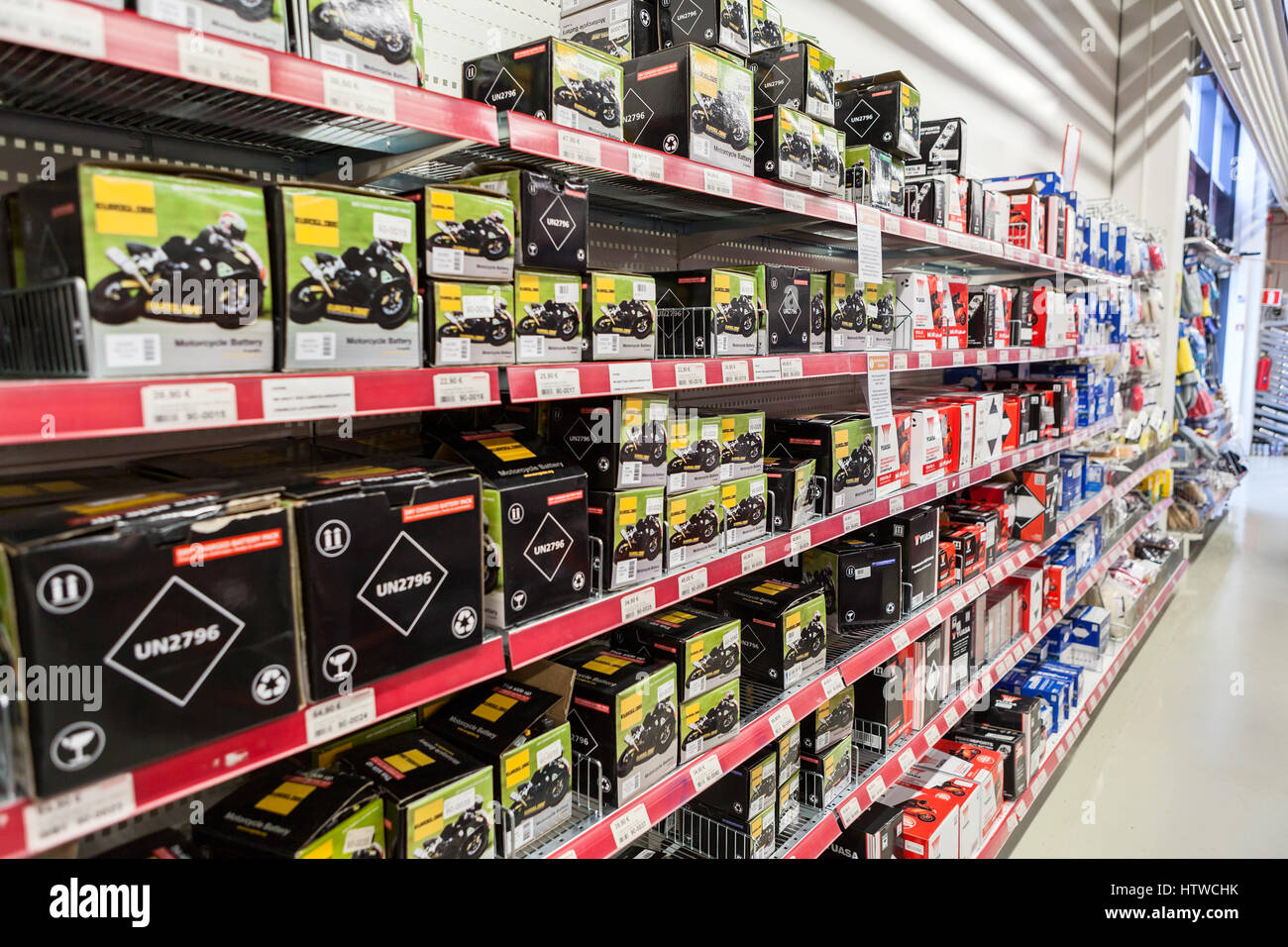 LAPPEENRANTA, Finlandia - CIRCA FEB, 2017: un sacco di motociclette nuove batterie sono sulle rastrelliere di accessori auto shop. Il Motonet è una grande catena reta Foto Stock