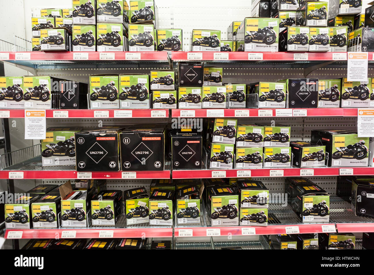 LAPPEENRANTA, Finlandia - CIRCA FEB, 2017: motociclette nuove batterie sono sugli scaffali del negozio di accessori automobilistici. Il Motonet è una grande catena di rivenditori Foto Stock