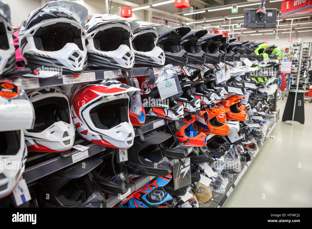 LAPPEENRANTA, Finlandia - CIRCA FEB, 2017: caschi per cross-country gara di  moto sono in scaffali del negozio. Il Motonet è una grande catena  rivenditore di auto Foto stock - Alamy