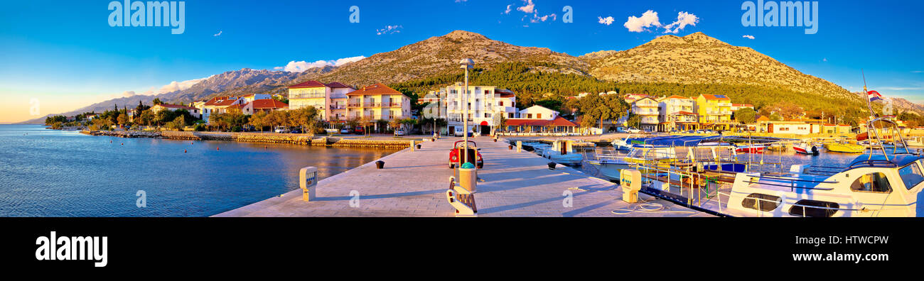 Starigrad Paklenica waterfront al tramonto vista panoramica, il canale di Velebit in Croazia Foto Stock