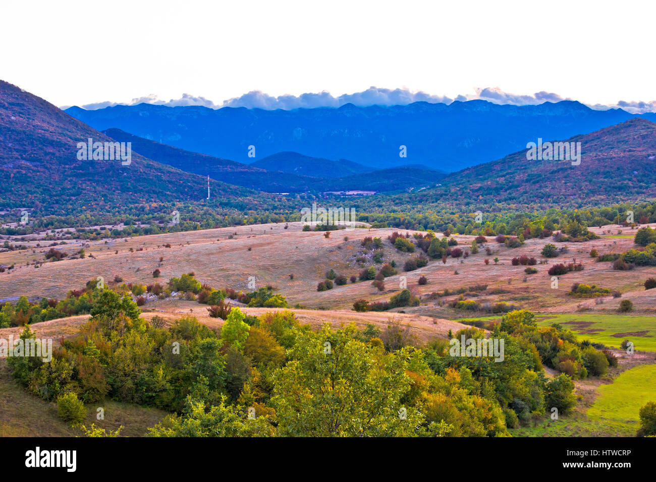 Paesaggio autunnale della regione di Lika e la montagna di Velebit, Croazia Foto Stock
