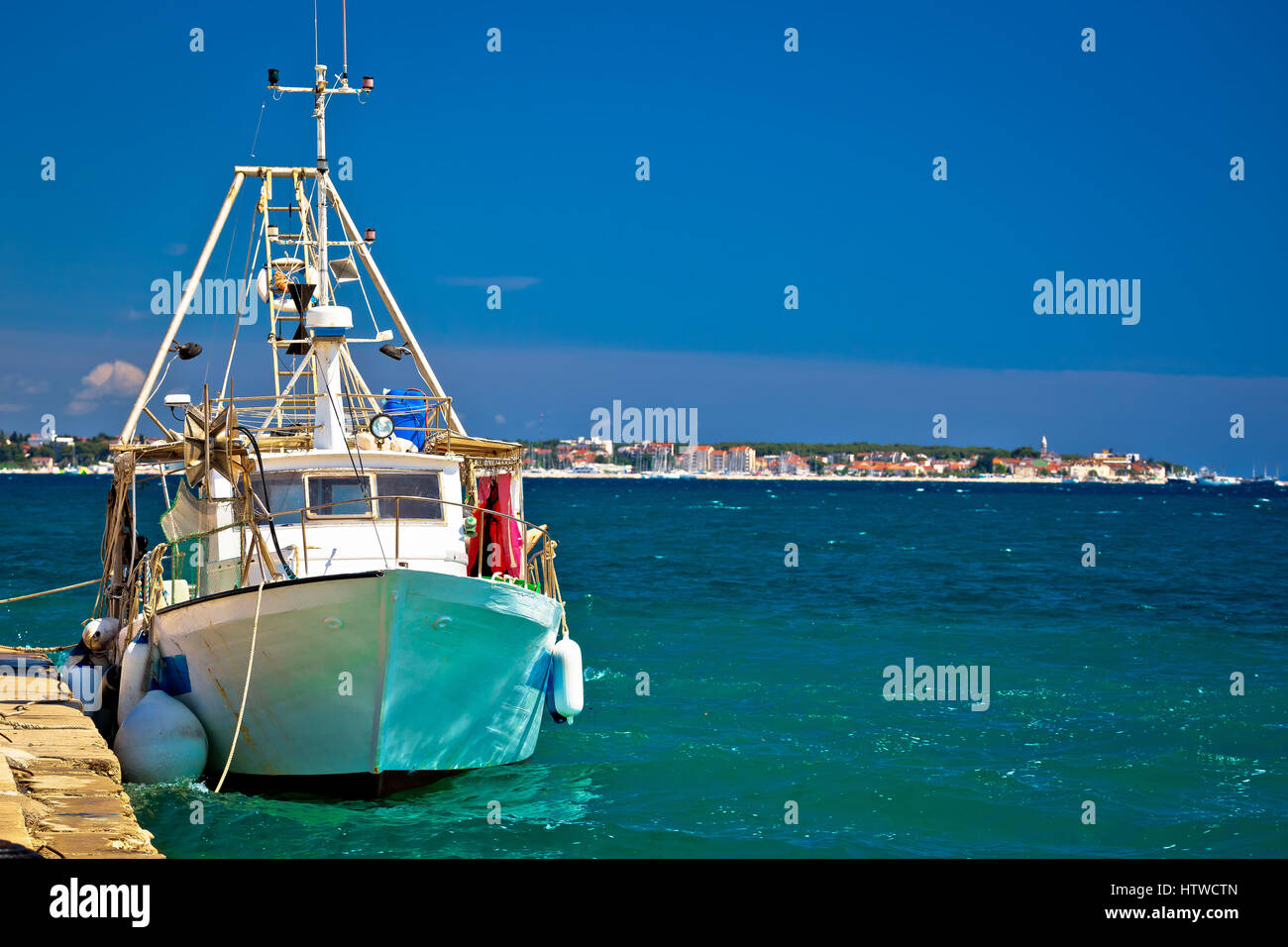 Barca da pesca e Biograd na moru vista, Dalmazia, Croazia Foto Stock