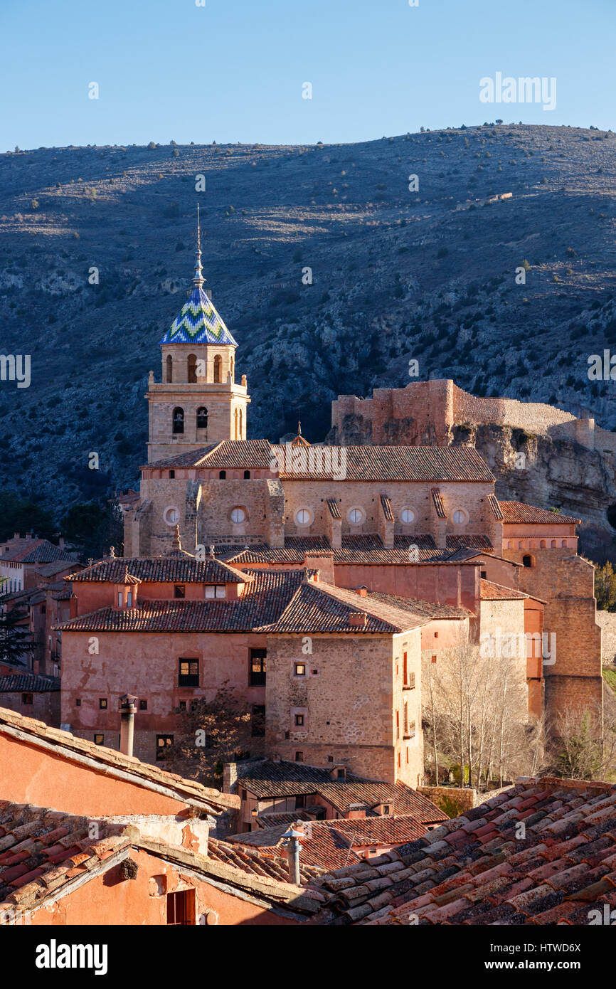 Bellissima vista della città medievale Albarracin con la sua chiesa e il castello durante il tramonto. Albarracin è situata nella provincia di Teruel, Spagna. Foto Stock