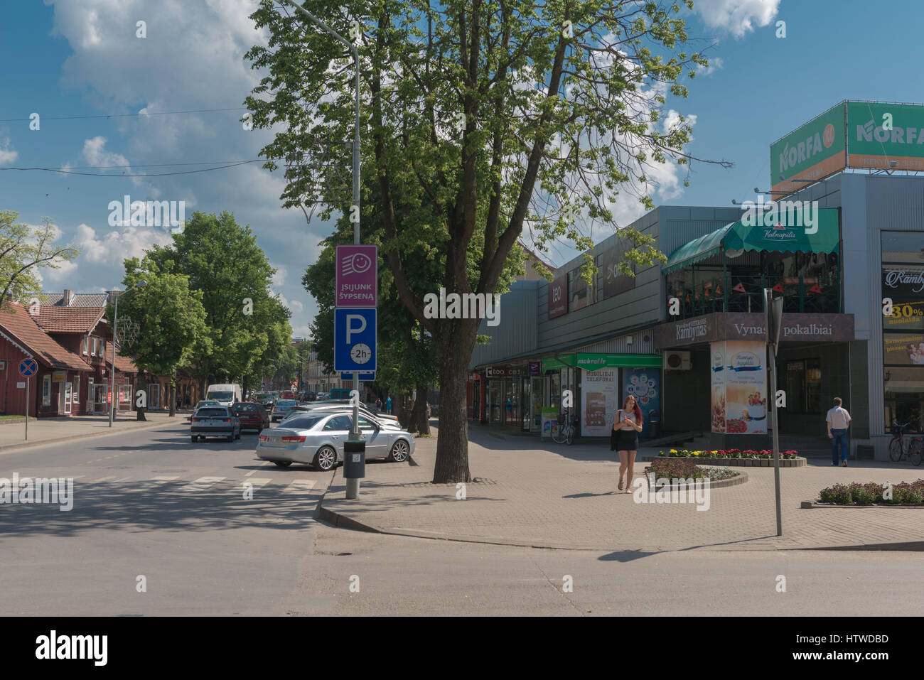 Shopping nella via principale di Siluté, Neman River delta, Lituania, paesi baltici, Europa orientale Foto Stock