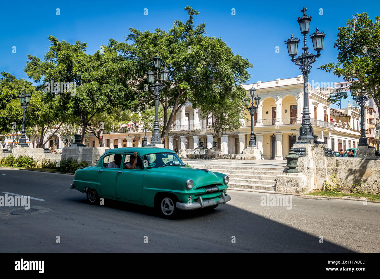 Auto d'epoca nei pressi di Paseo del Prado (Paseo de Marti) - Havana, Cuba Foto Stock