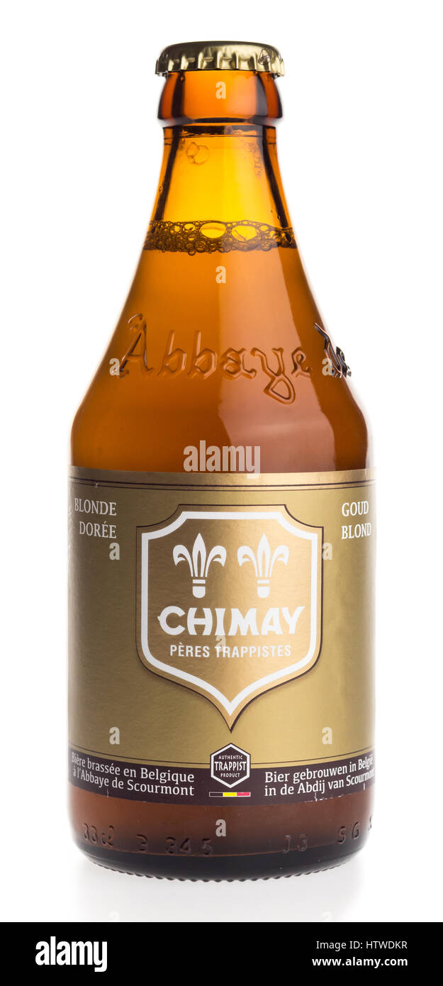 Bottiglia di Chimay birra bionda isolato su uno sfondo bianco Foto Stock