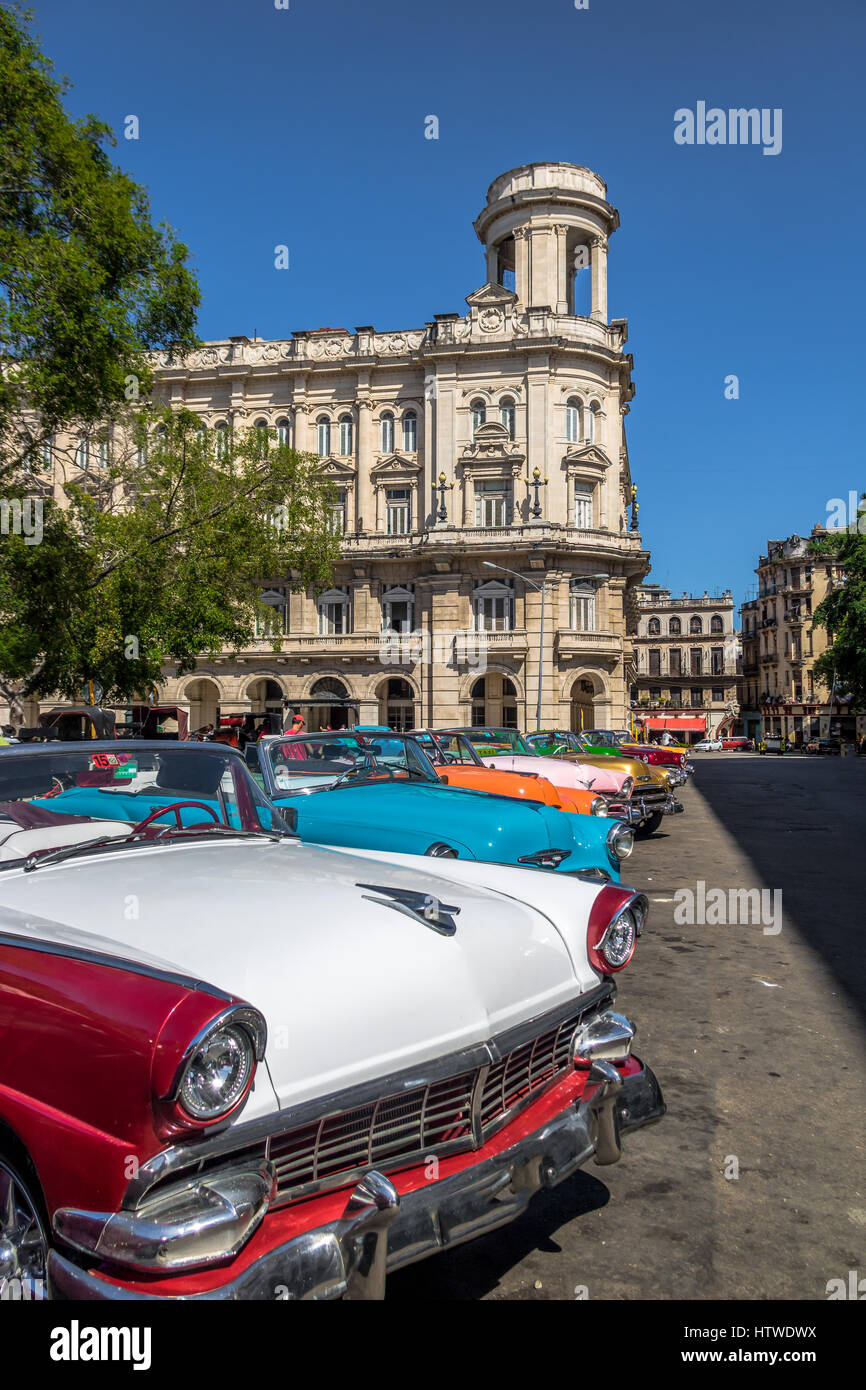Colorate cubano auto d'epoca di fronte il Museo Nazionale delle Belle Arti - Havana, Cuba Foto Stock