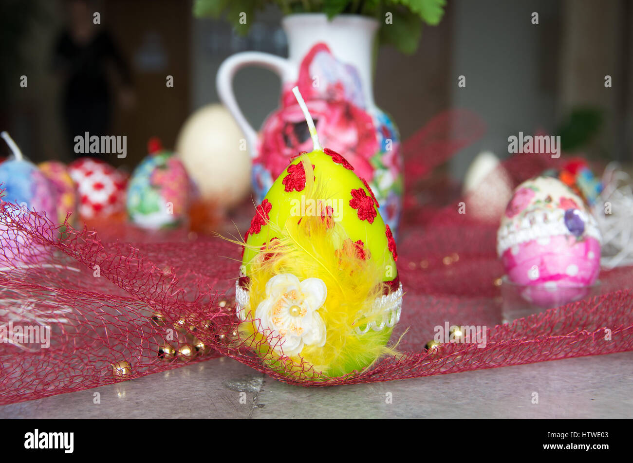 Pasqua candele. Uova di Pasqua. Foto Stock