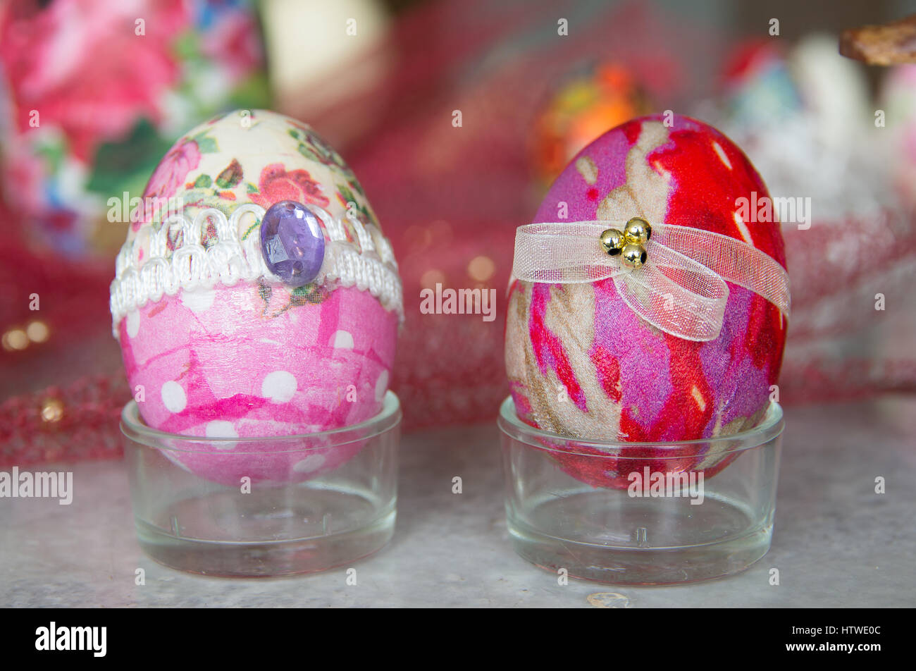 Colorate le uova di Pasqua decorate con nastro. Foto Stock