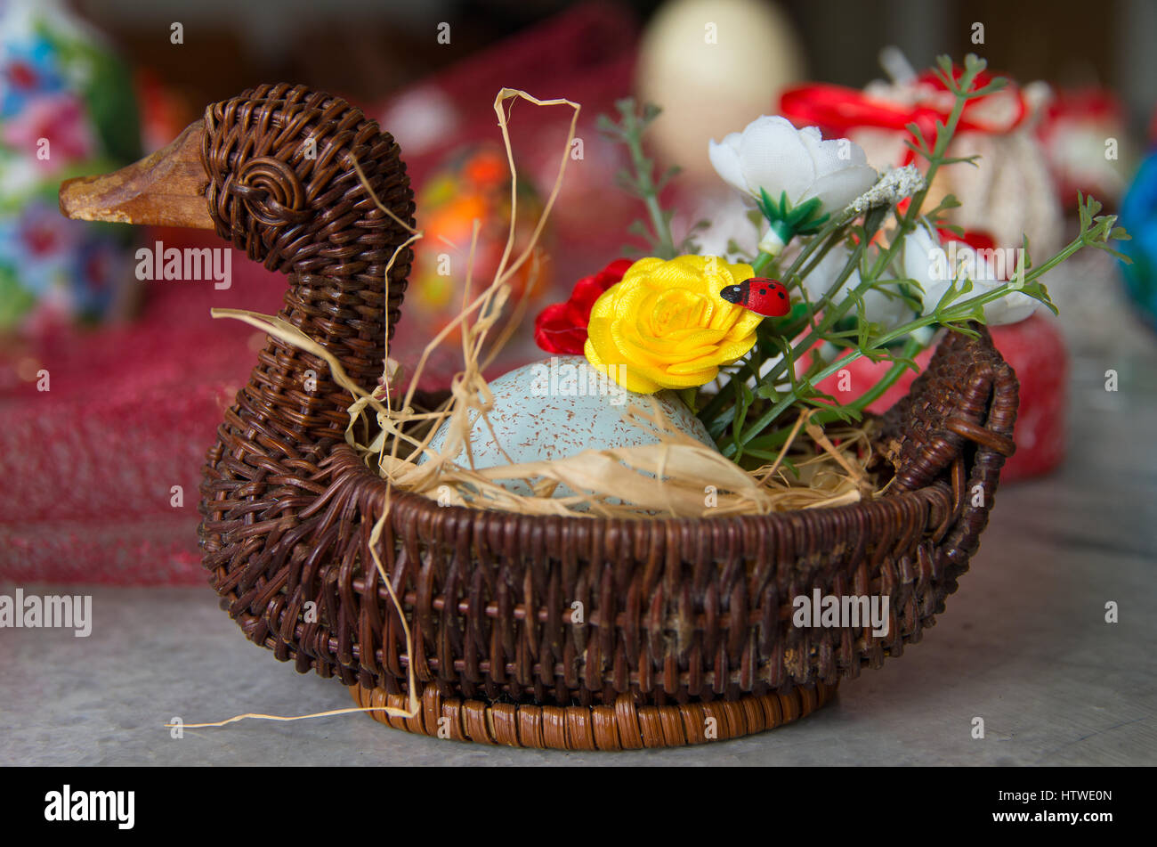 Decorate cesto in vimini con uova e fiori. Pasqua Foto Stock