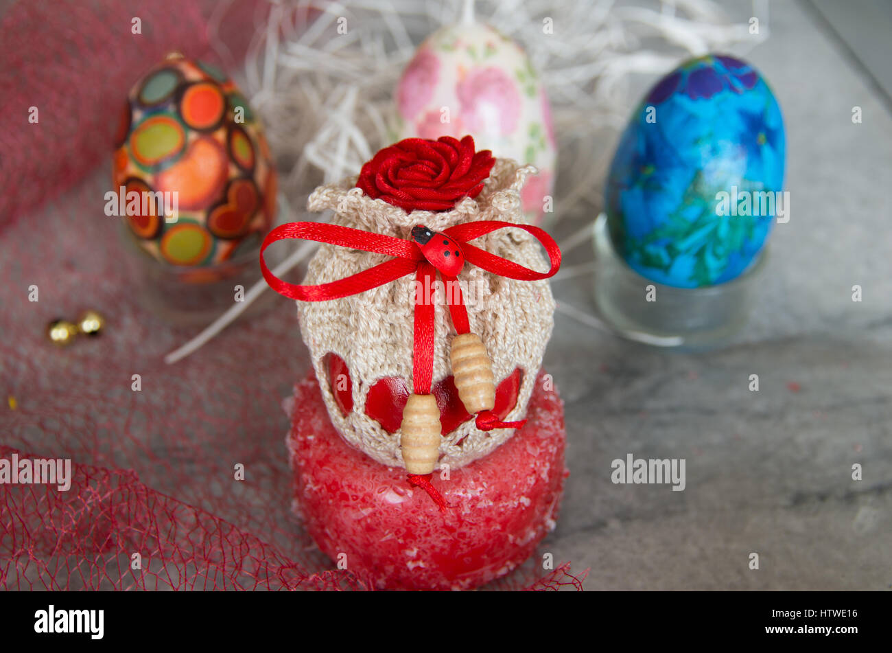 Uova di Pasqua. Decorate con tessuti uova di Pasqua. Foto Stock