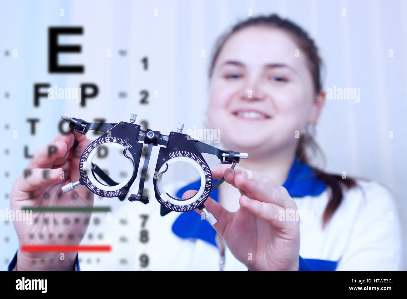 All'ottico optometrista holding messbrille in Oftalmologia Clinica Foto Stock