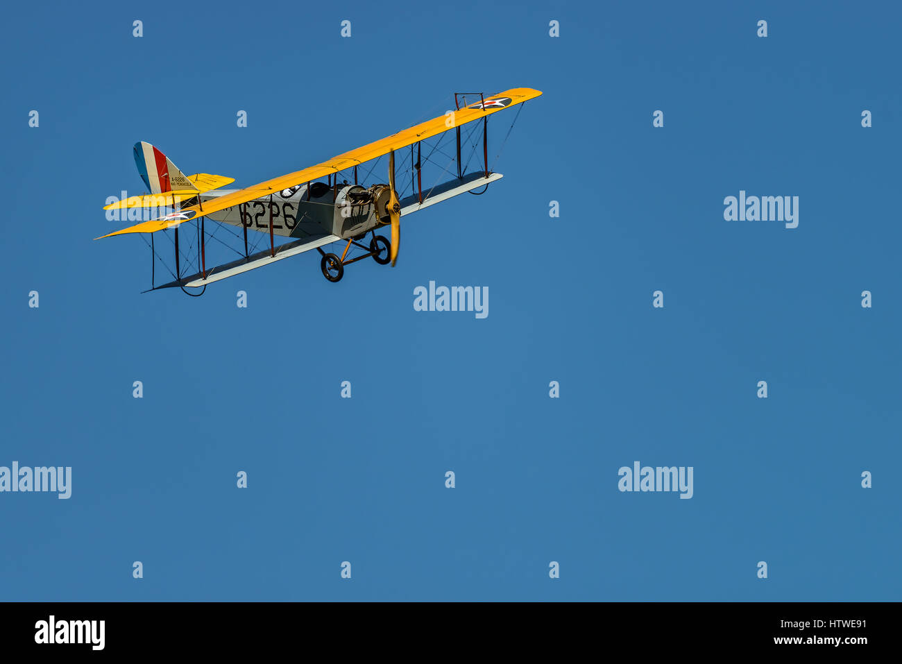 RHINEBECK, NY - 25 settembre 2016: Il Aérodrome Air Show Team eseguire uno spettacolo con la I Guerra Mondiale aereo Curtiss JN-4H (originale) presso Old Rhinebeck un Foto Stock