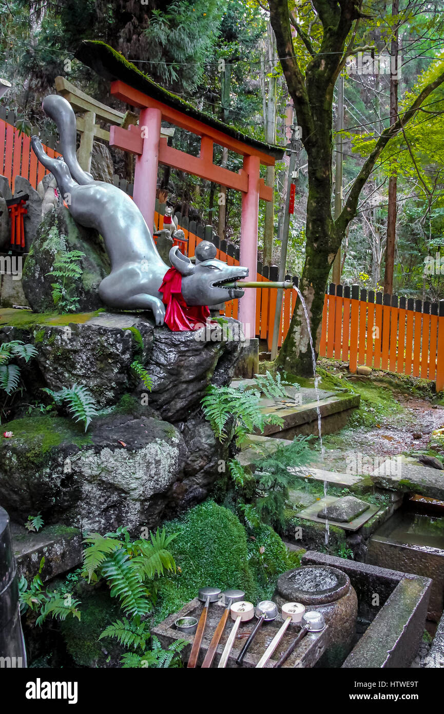 Fox Statua fontana in Fushimi Inari Shrine - Kyoto, Giappone Foto Stock