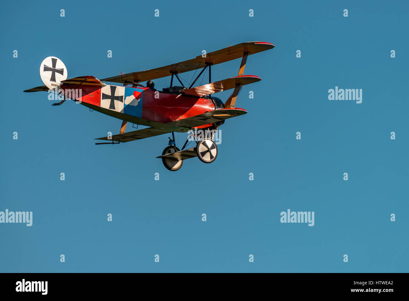 RHINEBECK, NY - 25 settembre 2016: Il Aérodrome Air Show Team eseguire uno spettacolo con la I Guerra Mondiale aereo Fokker Dr-I (Riproduzione) presso Old Rhinebeck Foto Stock