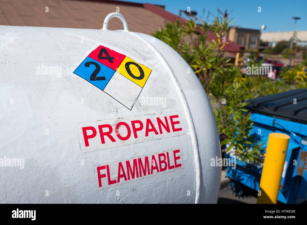 Vista dettagliata del bianco del serbatoio di propano con lettura di etichetta propano, infiammabile con NFPA \'Diamante del Fuoco\' etichetta, Walnut Creek, California, 26 febbraio 2017. Foto Stock