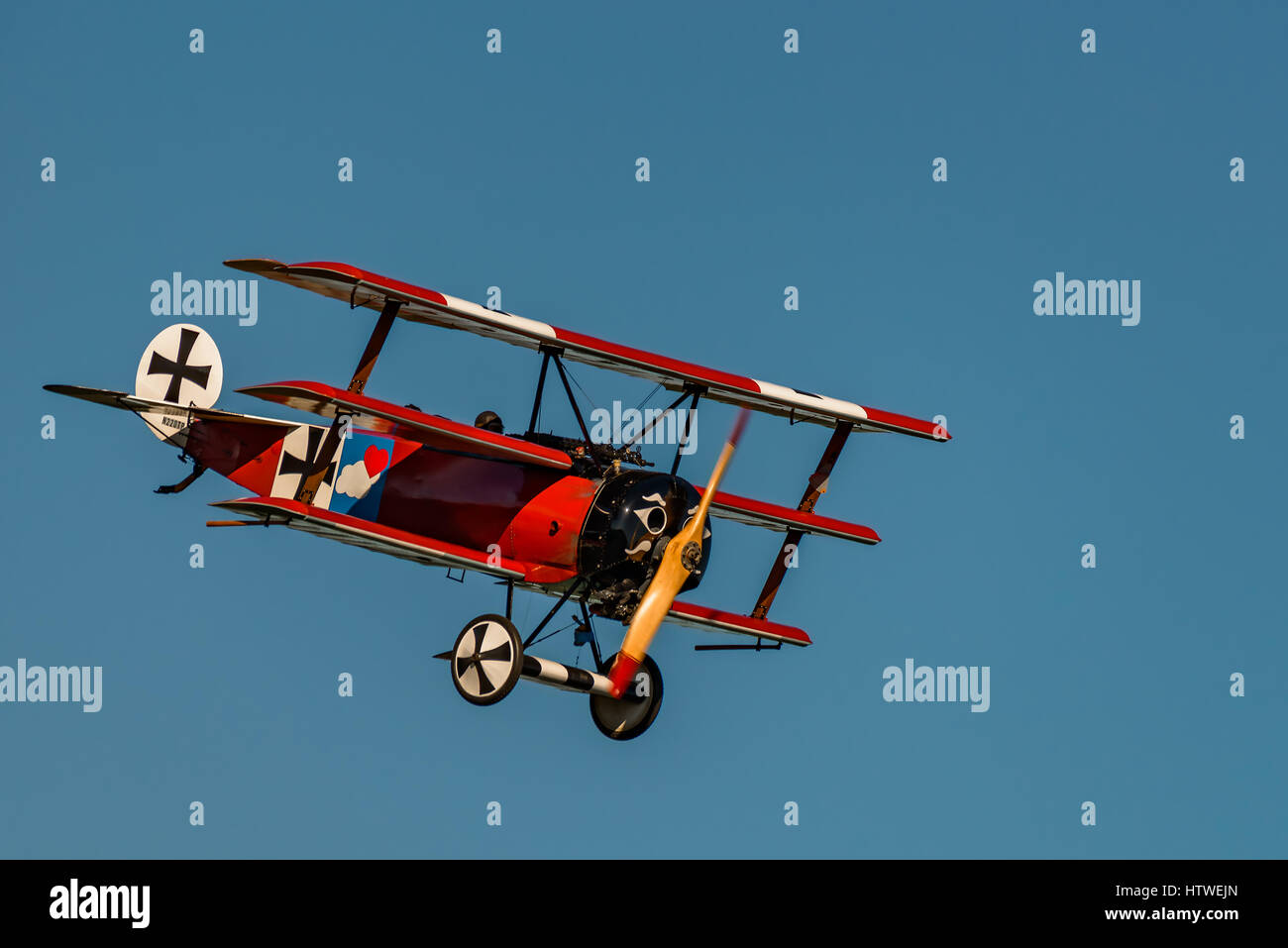 RHINEBECK, NY - 25 settembre 2016: Il Aérodrome Air Show Team eseguire uno spettacolo con la I Guerra Mondiale aereo Fokker Dr-I (Riproduzione) presso Old Rhinebeck Foto Stock