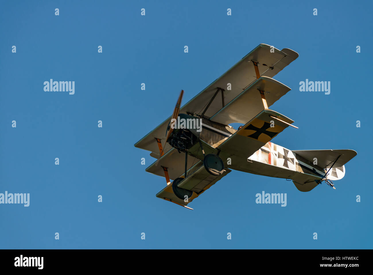 RHINEBECK, NY - 25 settembre 2016: Il Aérodrome Air Show Team eseguire uno spettacolo con la I Guerra Mondiale aereo Fokker Dr-I (Riproduzione) presso Old Rhinebeck Foto Stock