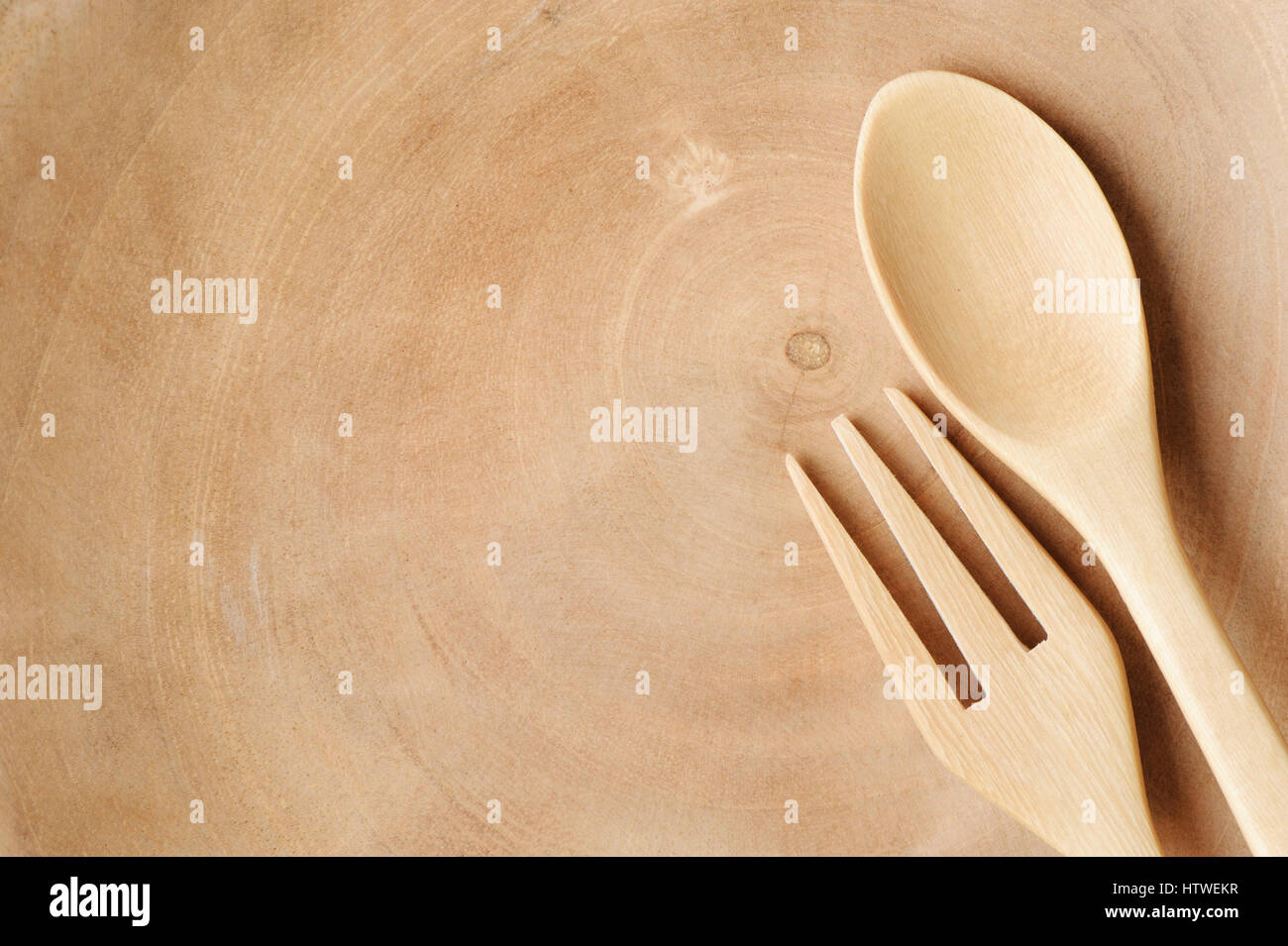 Il cucchiaio di legno e la forcella sulla piastra in legno, prodotti in legno Foto Stock