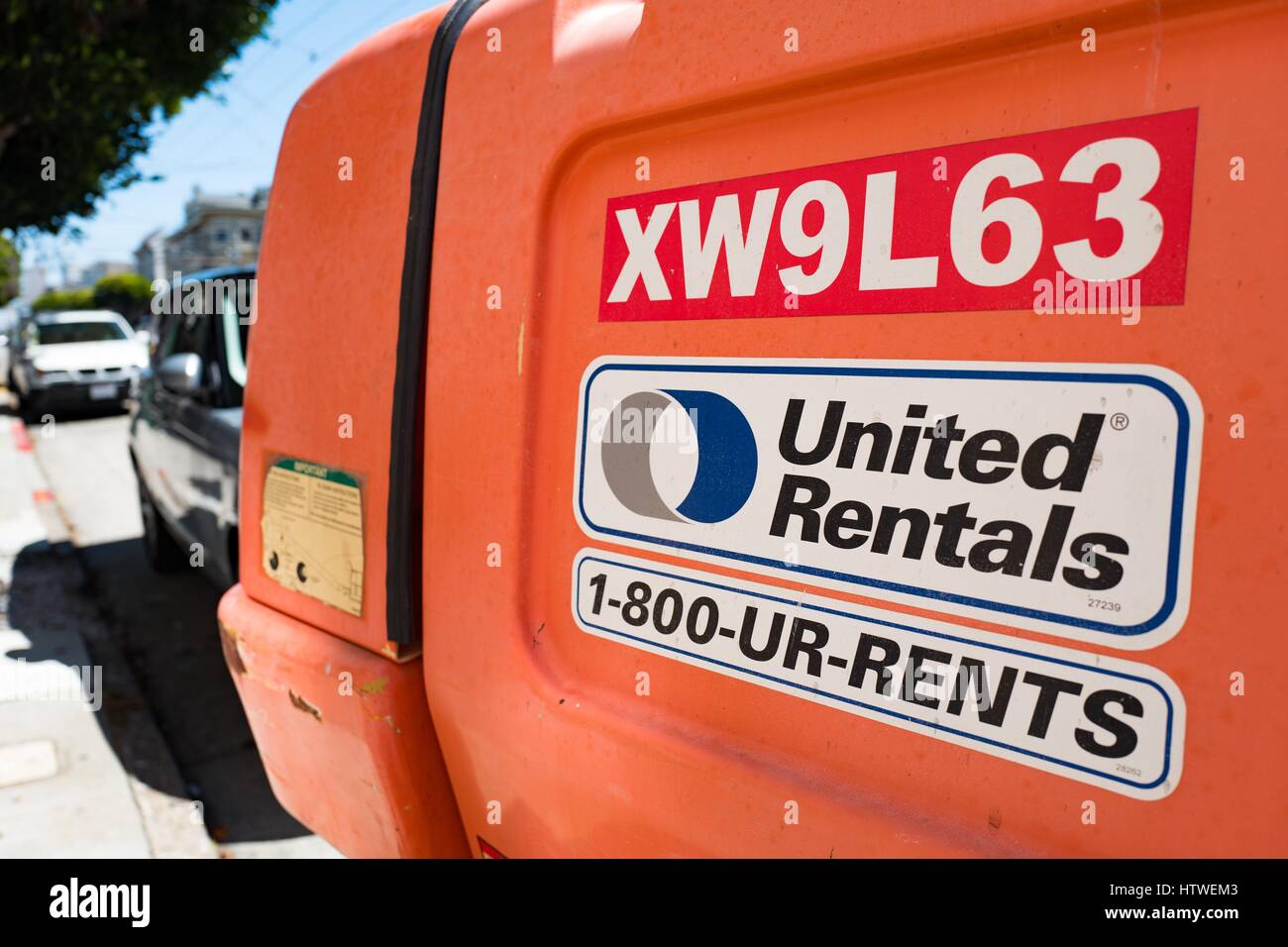 Digital Signage per affitti unita sul lato di un arancio brillante gru da cantiere in Cow Hollow quartiere di San Francisco, California, 28 agosto 2016. Foto Stock