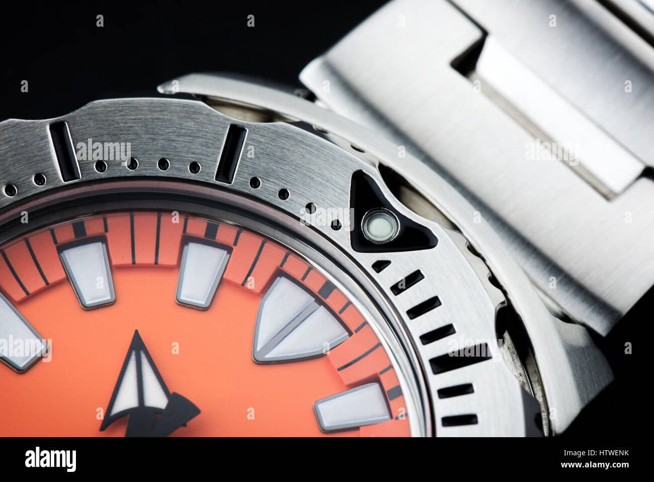 Primo piano il marcatore sulla mascherina di lusso orologio subacqueo Foto Stock