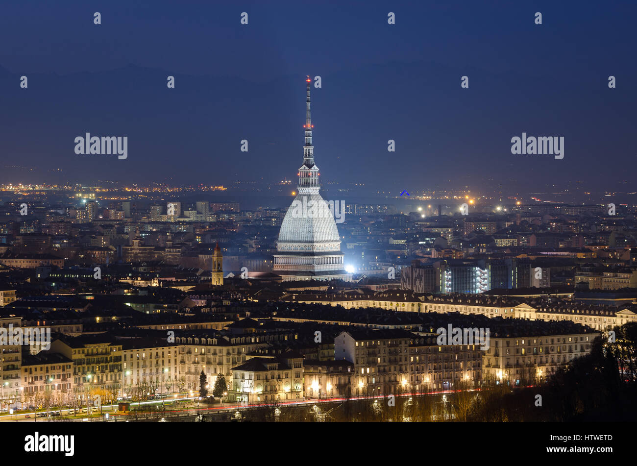 Torino vista panoramica con Mole Antonelliana di notte Foto Stock