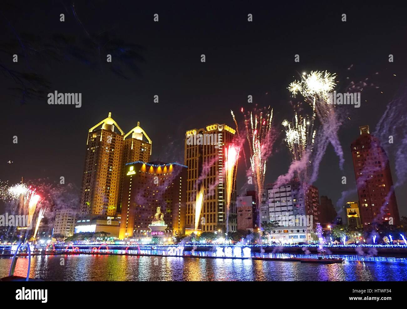 KAOHSIUNG, Taiwan -- Febbraio 3, 2017: per celebrare l anno cinese del gallo sono i fuochi d'artificio sul display lungo le rive del fiume dell'amore durante Foto Stock