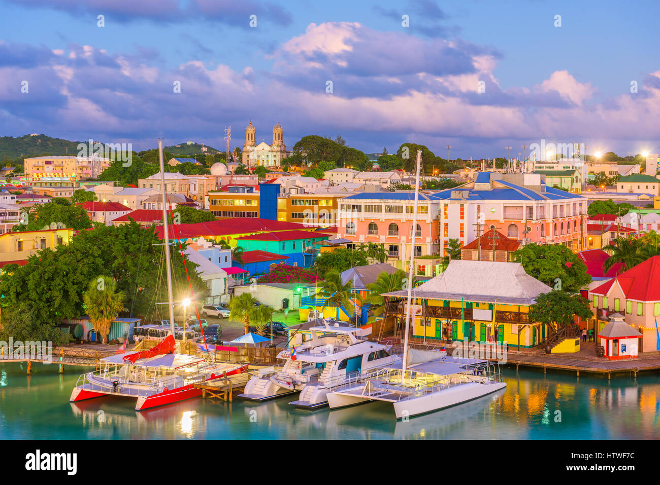 St. John's, Antigua port e sullo skyline al crepuscolo. Foto Stock