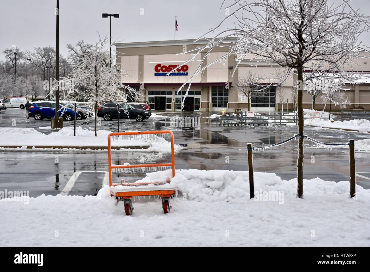 Costco Wholesale negozio di fronte durante la tempesta di neve Stella Foto Stock