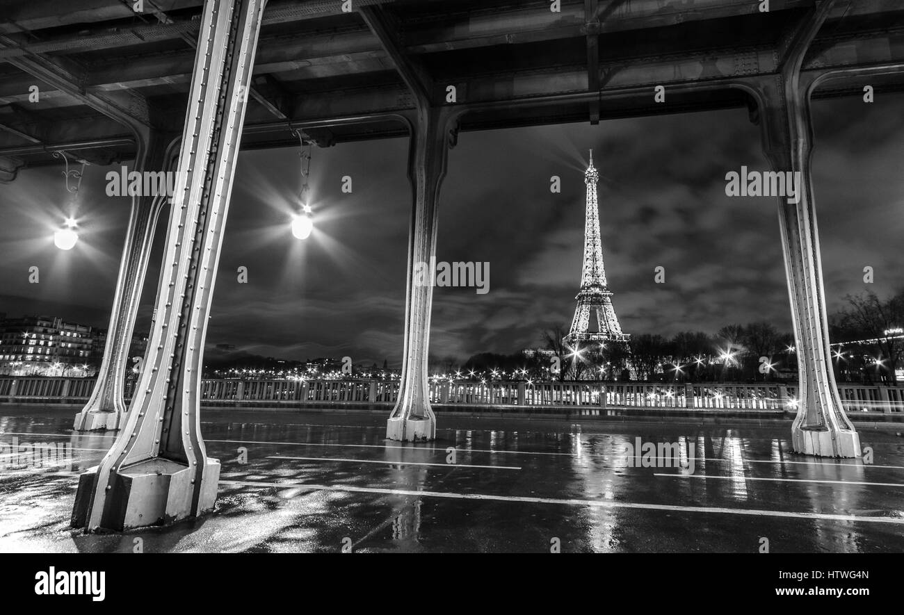 Torre Eiffel vista dal ponte Bir-Hakeim Foto Stock