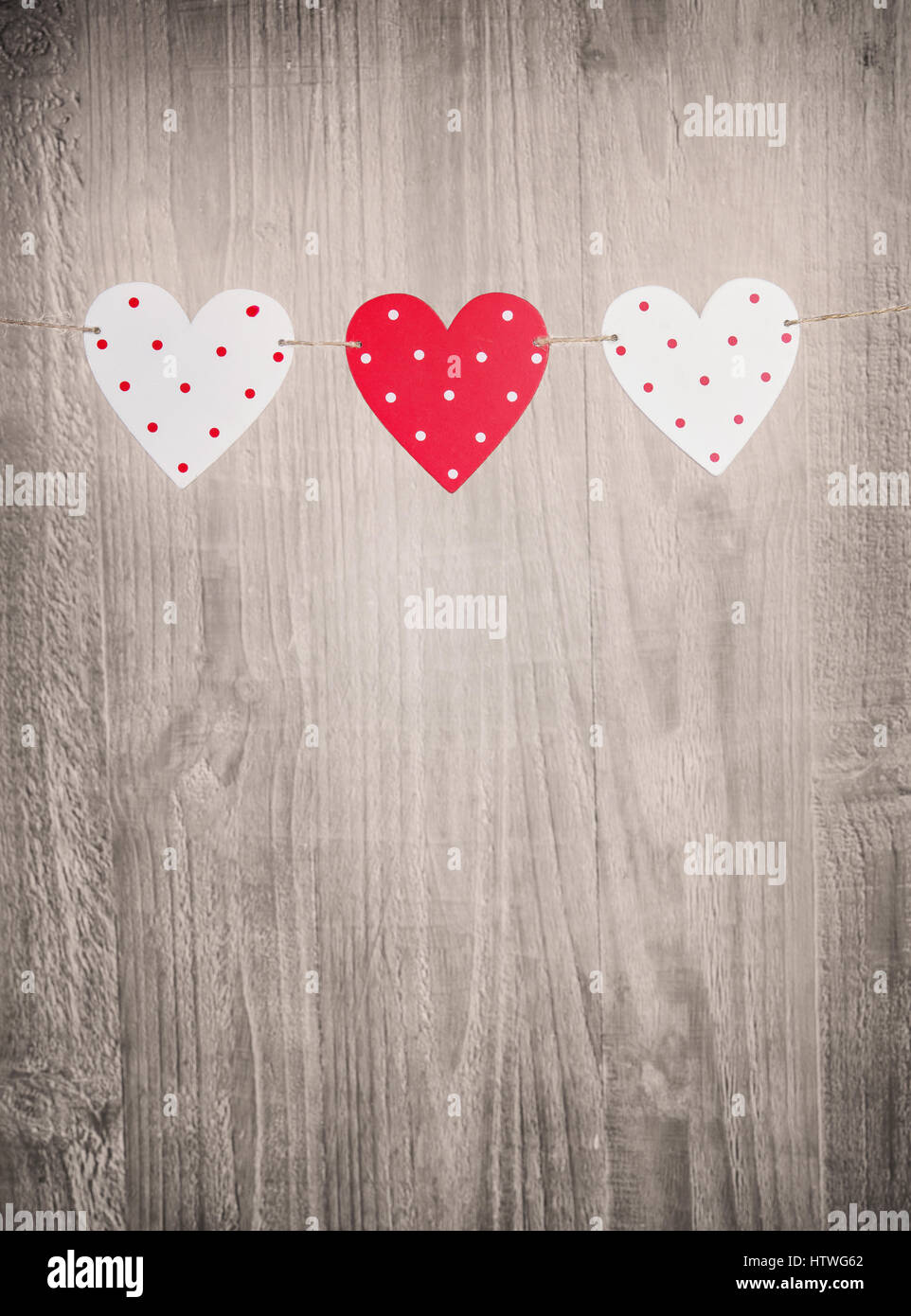 Tre il giorno di San Valentino cuori su vintage sfondo di legno come il giorno di San Valentino il simbolo Foto Stock