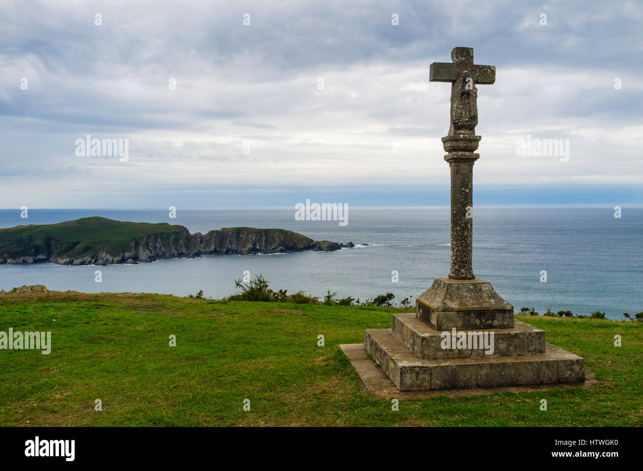 Cruzeiro croce di pietra a San Antonio de Corveiro eremita che si affaccia sulla parte superiore di Ria o rías altas. Cedeira, provincia di La Coruña, Galizia, Spagna, Europa Foto Stock