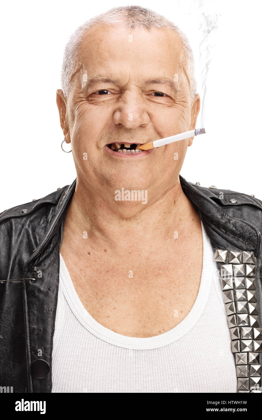Ritratto di un anziano punker con una sigaretta isolati su sfondo bianco Foto Stock