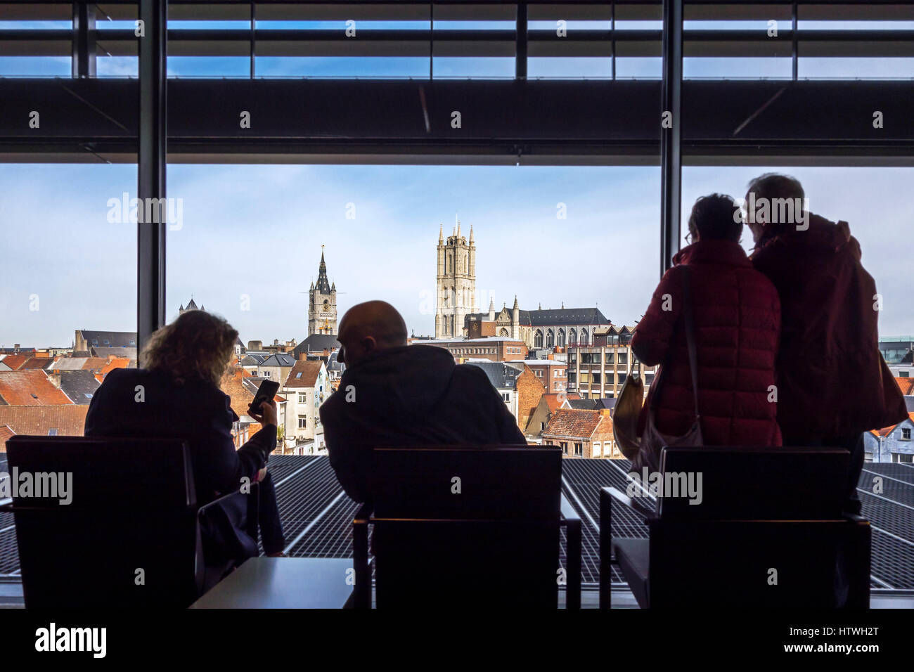 I visitatori nella nuova biblioteca pubblica De Krook guardando oltre il centro città di Gand, Fiandre Orientali, Belgio Foto Stock