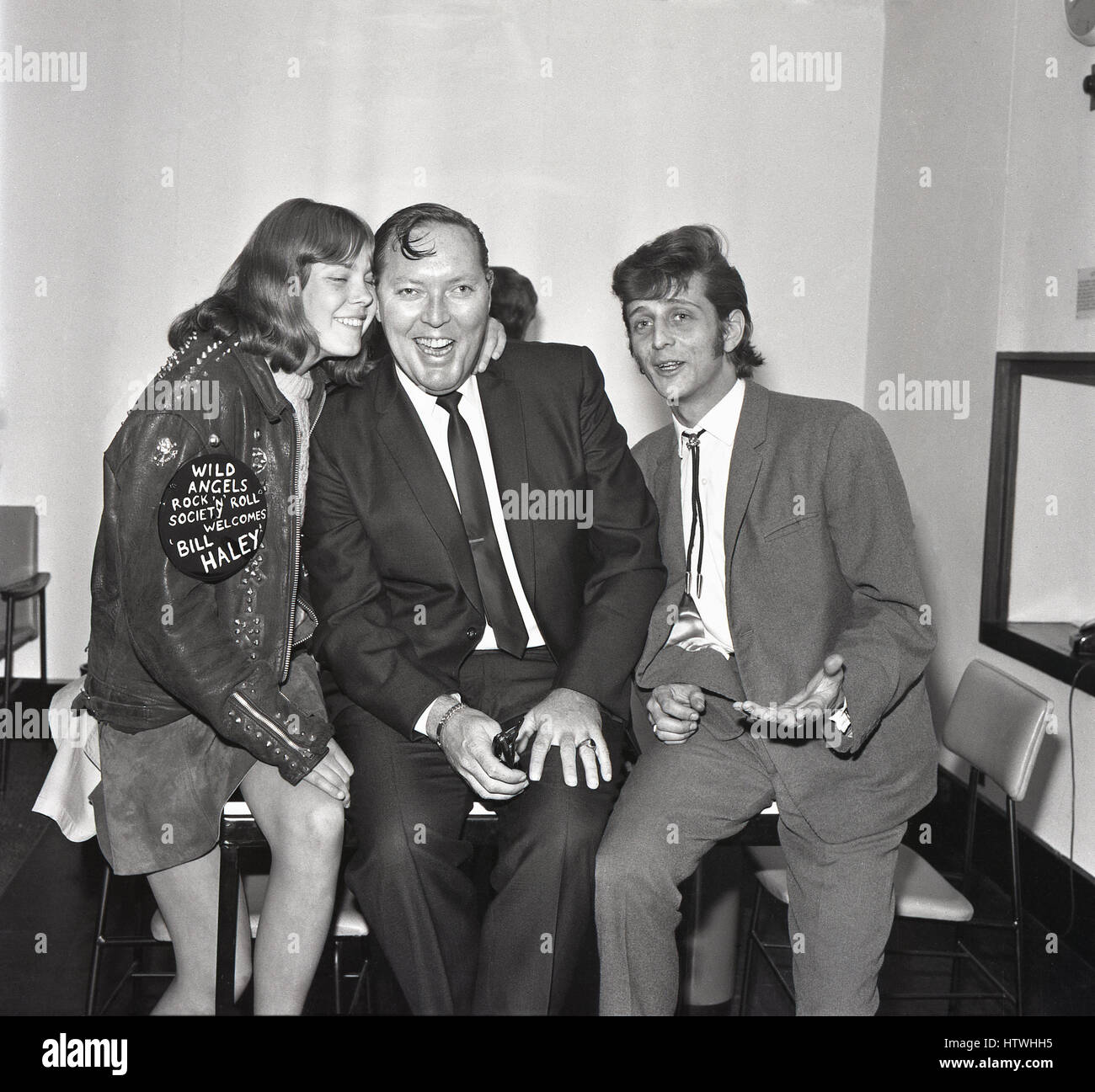 Anni sessanta storico, American rock and roll singer Bill Haley con una giovane femmina la ventola dell'angeli selvaggi e mal grigio, Londra, Inghilterra Foto Stock