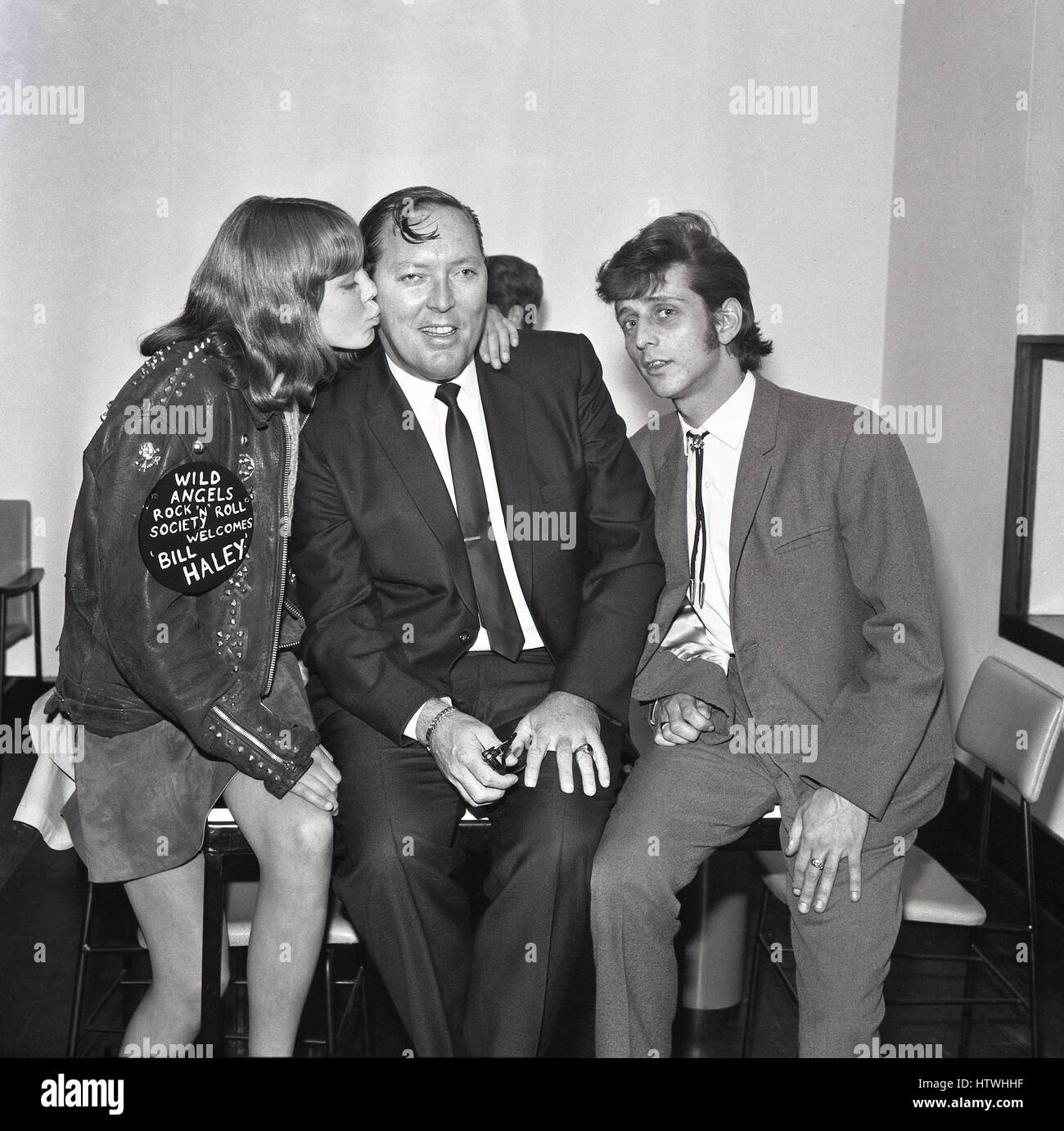 1968, storico, American rock and roll singer Bill Haley con una giovane femmina la ventola dell'angeli selvaggi e mal grigio, Londra, Inghilterra Foto Stock