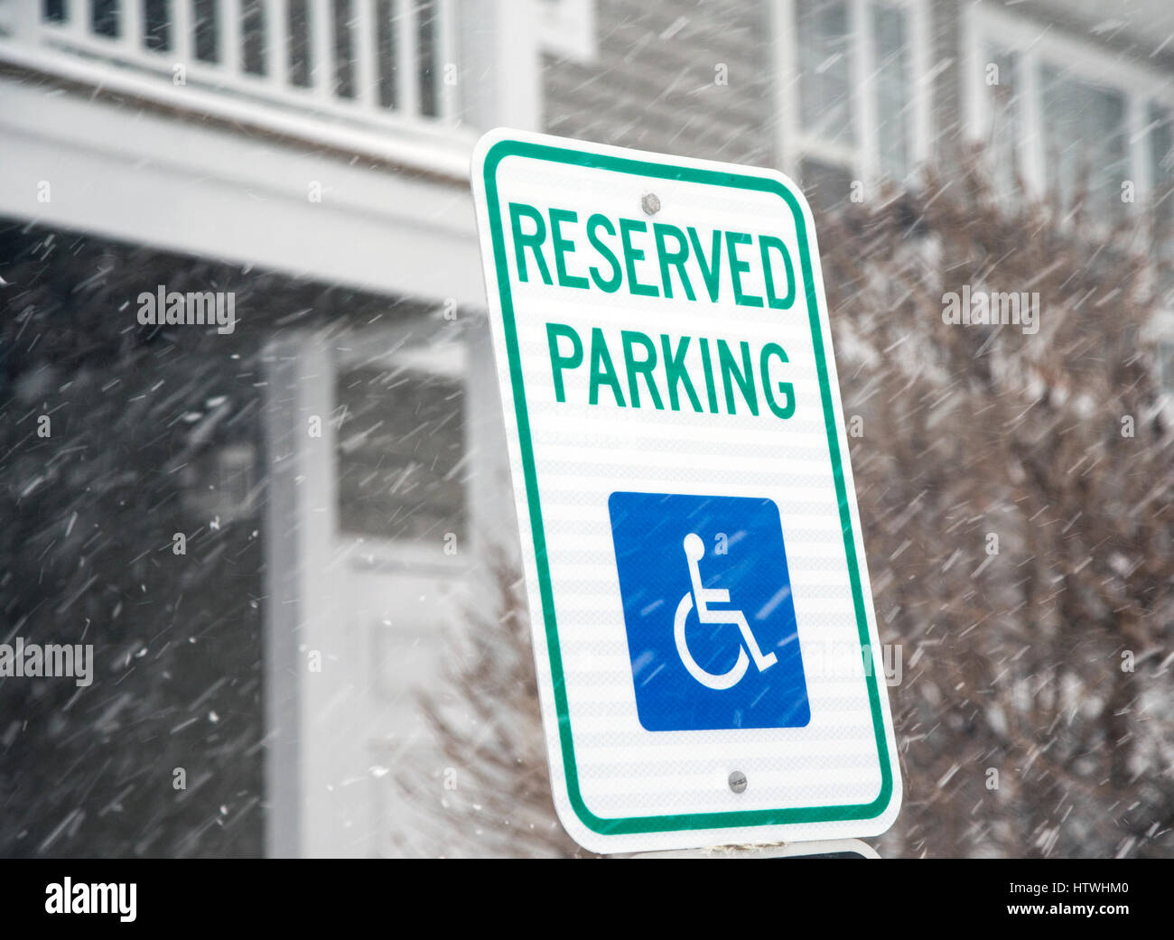 Un parcheggio per disabili sign in una tempesta di neve Foto Stock