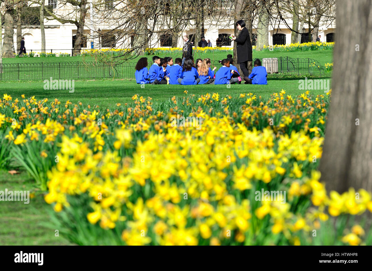 Londra, Regno Unito. Un gruppo di bambini della scuola primaria a pranzo in St James Park Foto Stock